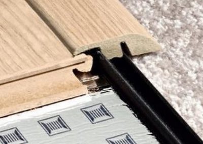 Plinthes pour le parquet stratifié