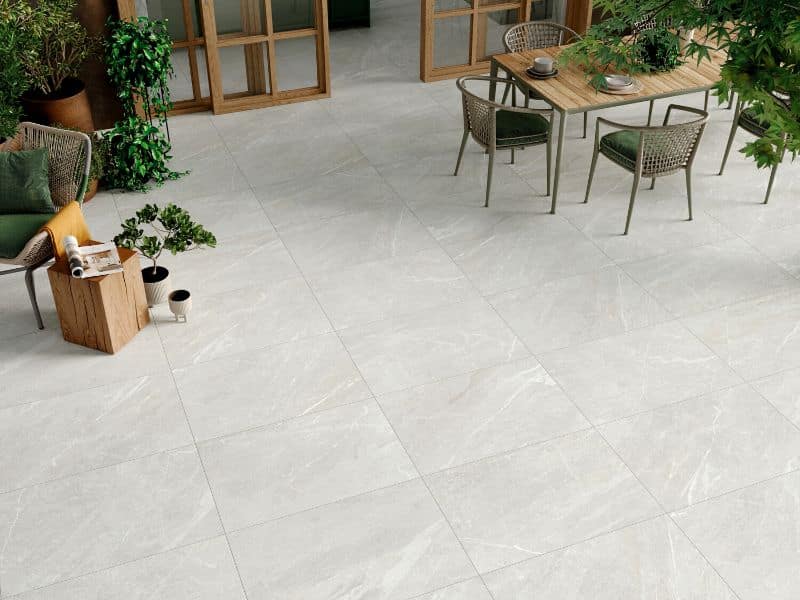 Direction soleil : quel carrelage pour ma terrasse extérieure ?