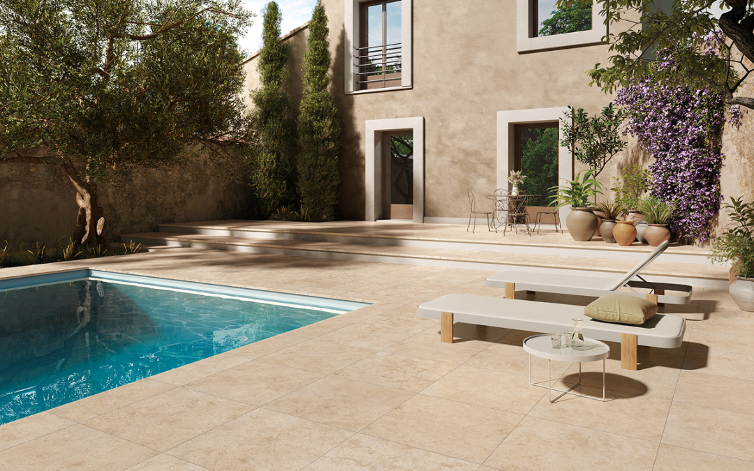 Plage de piscine aménagée avec un carrelage extérieur texturé
